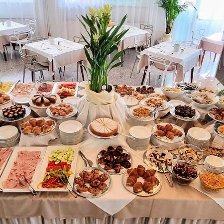 Hotel Bristol Lignano Sabbiadoro Bagian luar foto