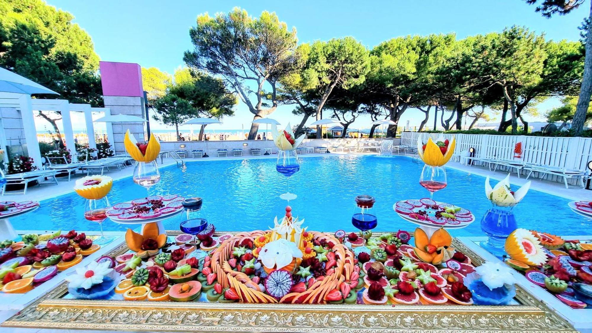 Hotel Bristol Lignano Sabbiadoro Bagian luar foto