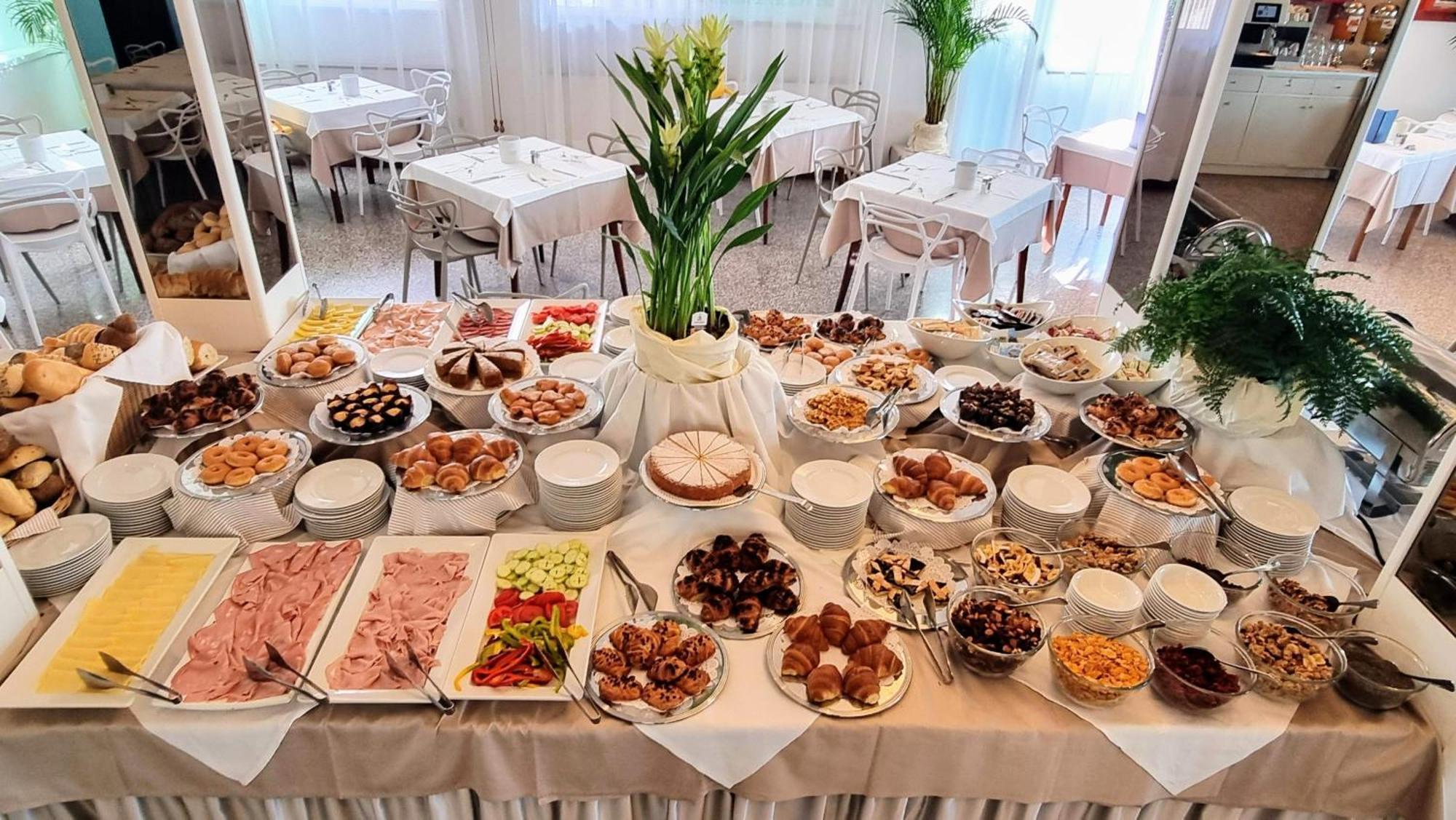 Hotel Bristol Lignano Sabbiadoro Bagian luar foto