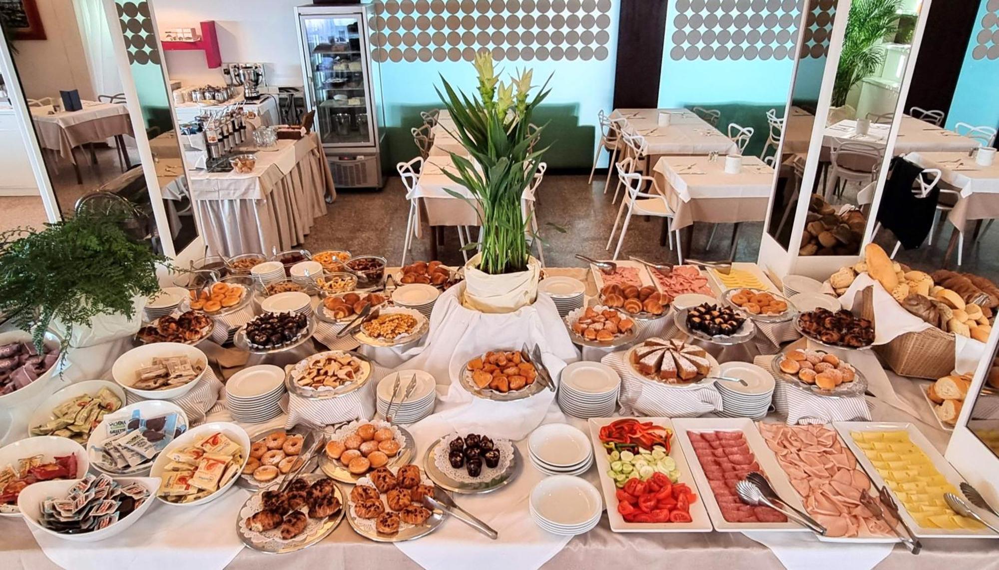 Hotel Bristol Lignano Sabbiadoro Bagian luar foto
