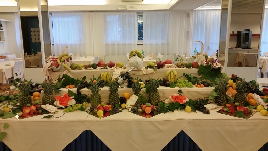 Hotel Bristol Lignano Sabbiadoro Bagian luar foto