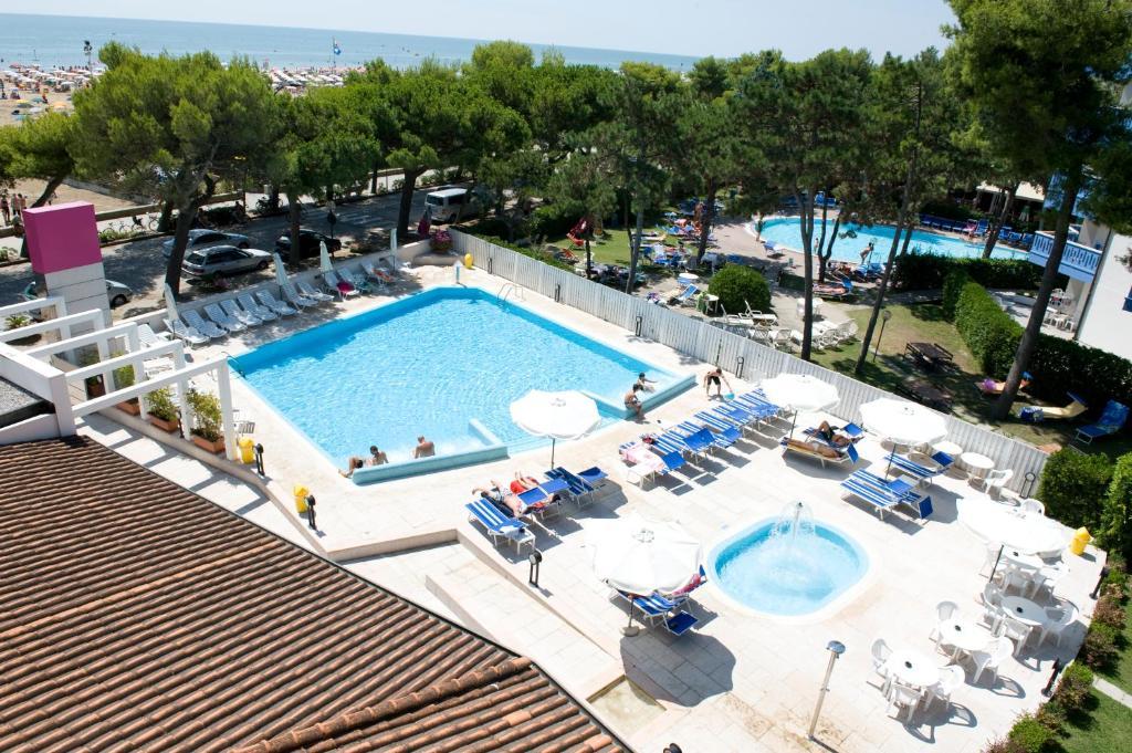 Hotel Bristol Lignano Sabbiadoro Bagian luar foto