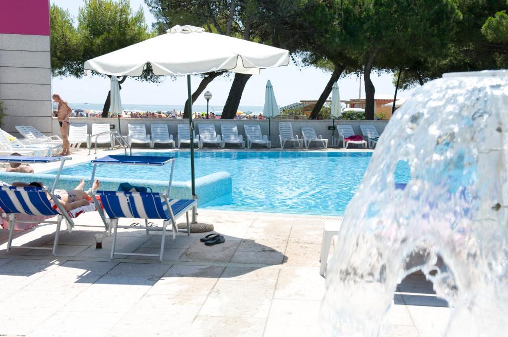 Hotel Bristol Lignano Sabbiadoro Bagian luar foto