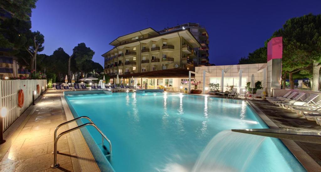 Hotel Bristol Lignano Sabbiadoro Bagian luar foto