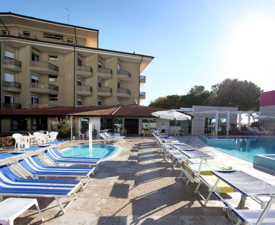 Hotel Bristol Lignano Sabbiadoro Bagian luar foto