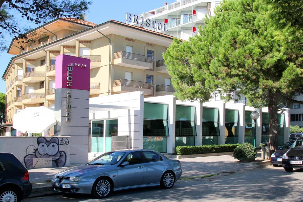 Hotel Bristol Lignano Sabbiadoro Bagian luar foto