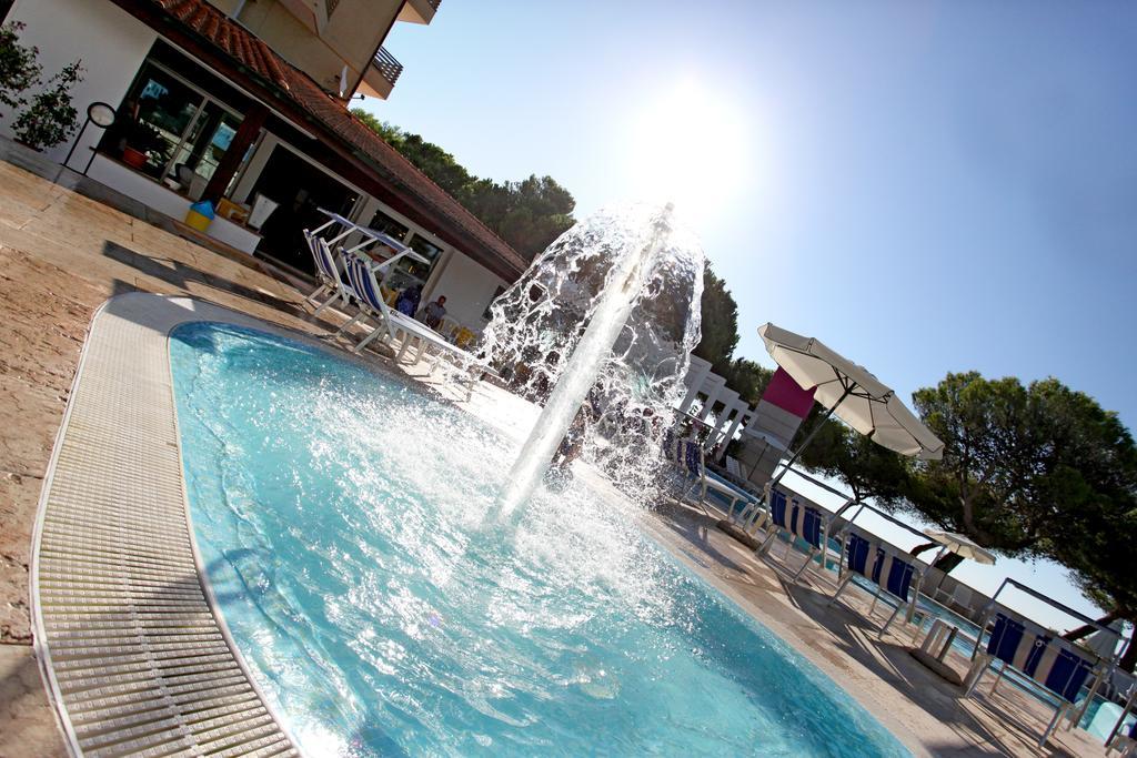 Hotel Bristol Lignano Sabbiadoro Bagian luar foto