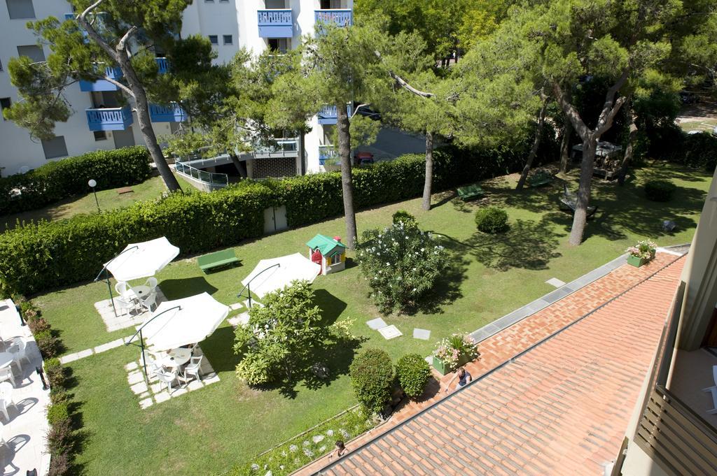 Hotel Bristol Lignano Sabbiadoro Bagian luar foto
