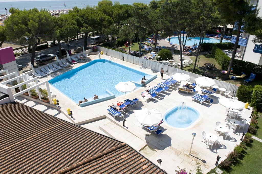 Hotel Bristol Lignano Sabbiadoro Bagian luar foto