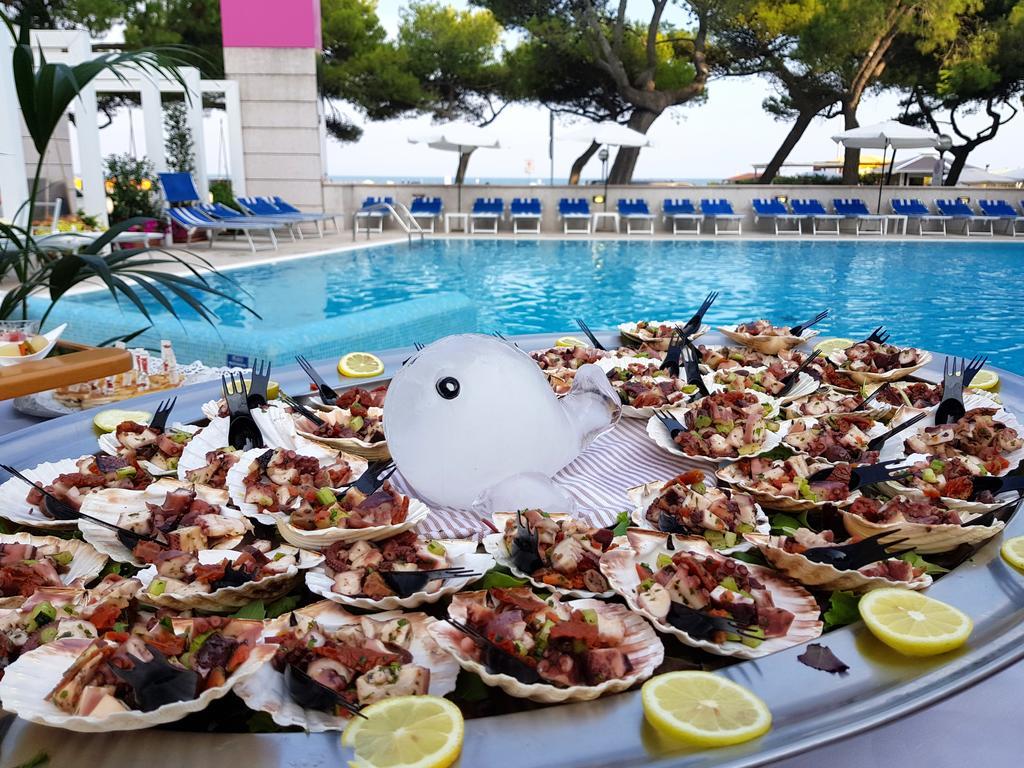 Hotel Bristol Lignano Sabbiadoro Bagian luar foto