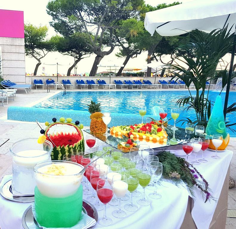 Hotel Bristol Lignano Sabbiadoro Bagian luar foto