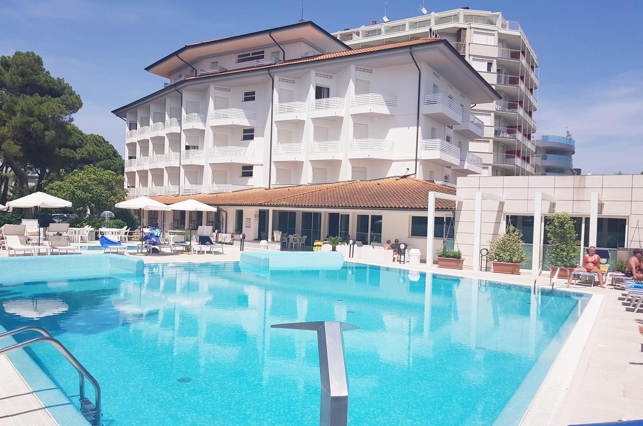 Hotel Bristol Lignano Sabbiadoro Bagian luar foto