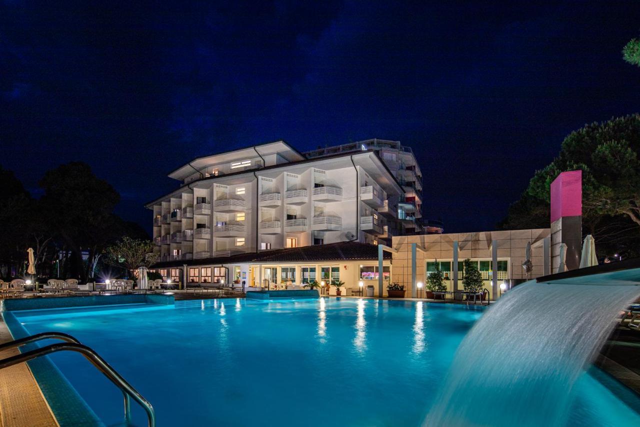 Hotel Bristol Lignano Sabbiadoro Bagian luar foto