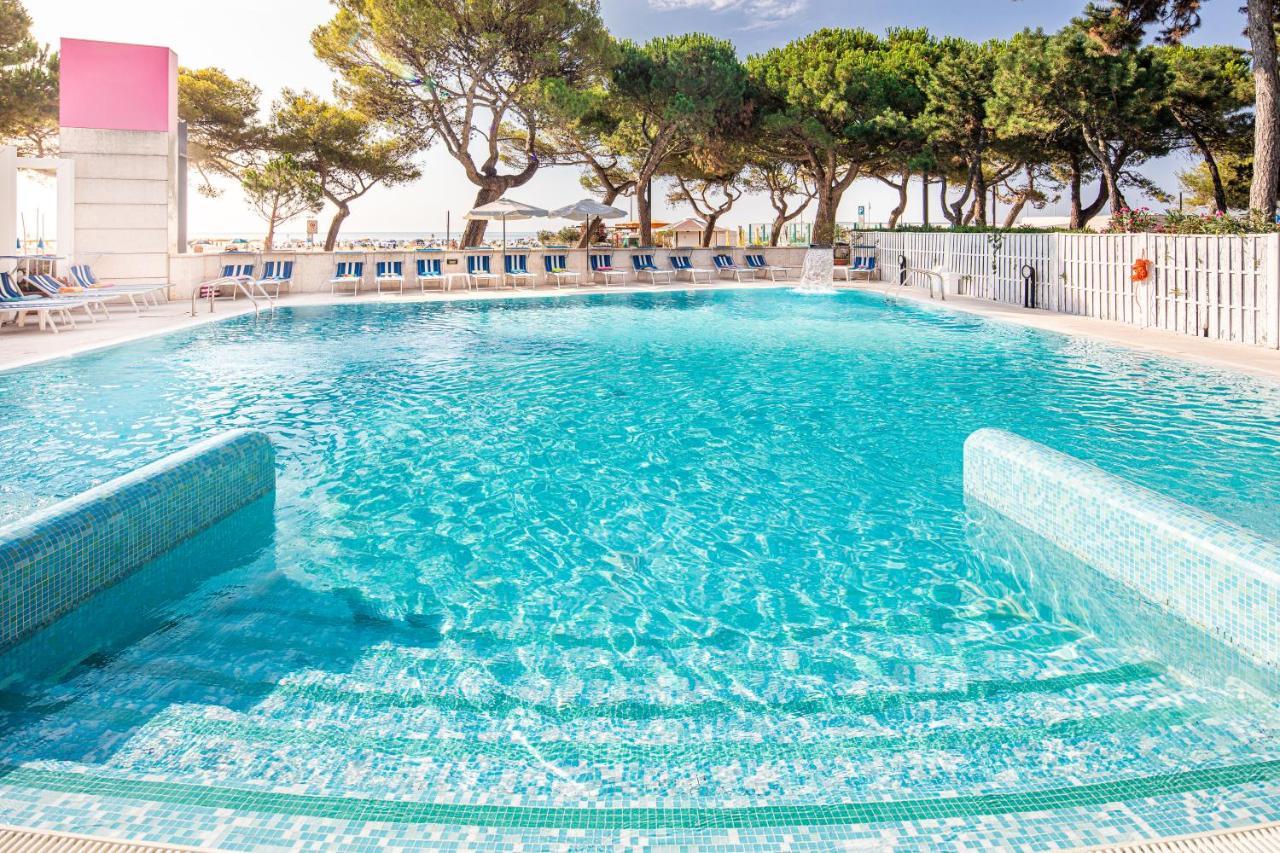 Hotel Bristol Lignano Sabbiadoro Bagian luar foto
