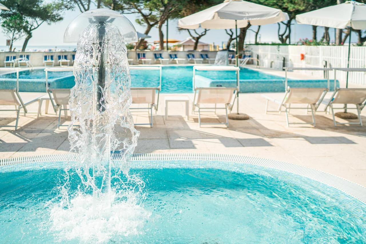 Hotel Bristol Lignano Sabbiadoro Bagian luar foto