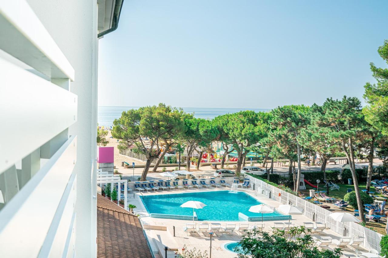 Hotel Bristol Lignano Sabbiadoro Bagian luar foto