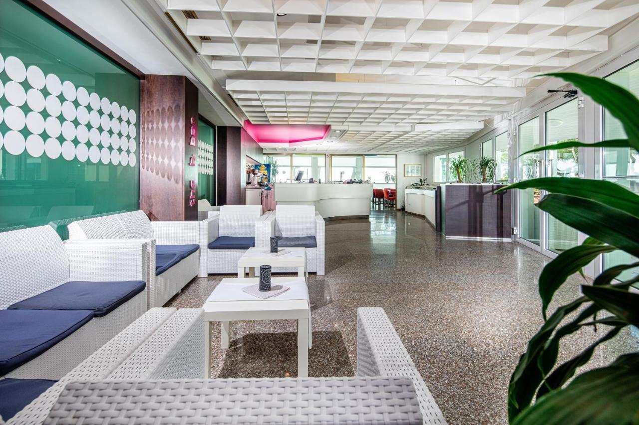 Hotel Bristol Lignano Sabbiadoro Bagian luar foto